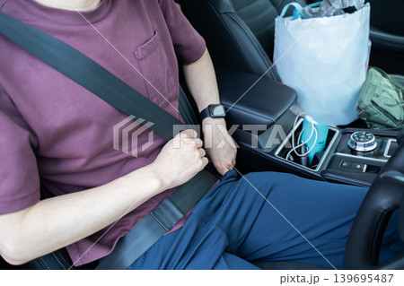 シートベルトをつける男性 シートベルトをつける男性 139695487