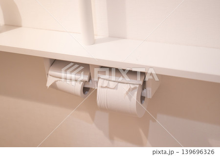 トイレットペーパーと白いトイレの壁 トイレットペーパーと白いトイレの壁 139696326
