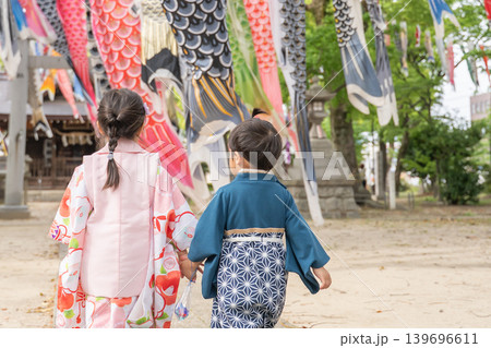 手を繋いで神社を歩く子供達 139696611