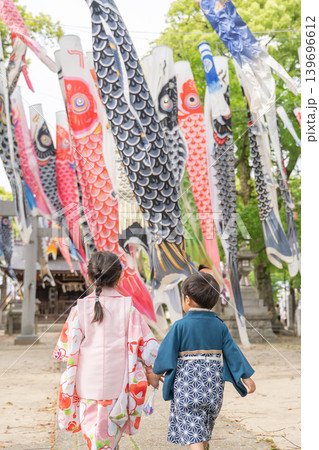 手を繋いで神社を歩く子供達 139696612