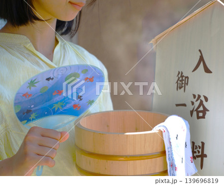 団扇であおぐ湯上がりの女性 139696819