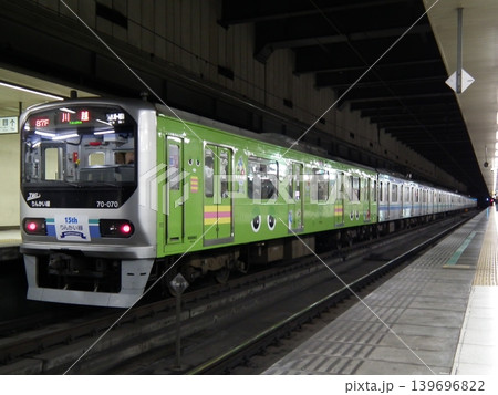 大宮駅に停車する りんかい線 70-000形 ラッピング車 139696822