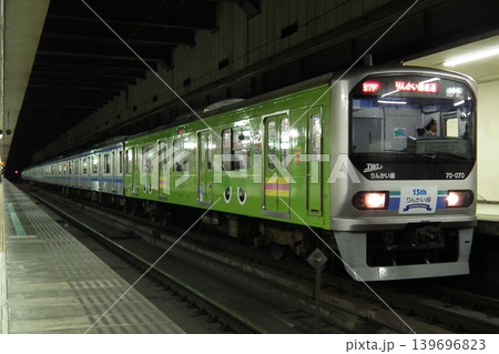 大宮駅に停車する りんかい線 70-000形 ラッピング車 139696823