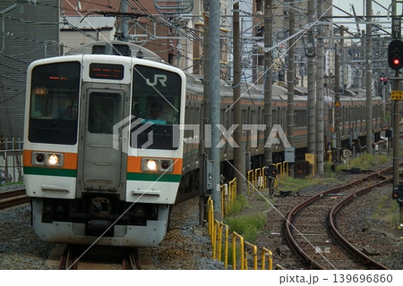 尾久駅に進入する 211系 C8編成 尾久駅に進入する 211系 C8編成 139696860