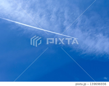 飛行機雲のある青空 飛行機雲のある青空 139696936