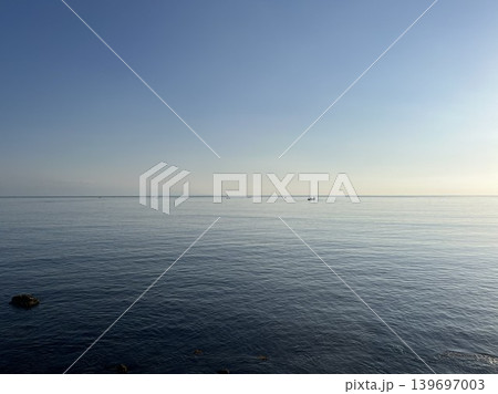 穏やかな青い海が広がるミニマルな海景色 穏やかな青い海が広がるミニマルな海景色 139697003
