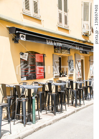 明るい日差しの下の店先に並べられた椅子とテーブル コルシカ島のナポレオン生地のアジャクシオにて 明るい日差しの下の店先に並べられた椅子とテーブル コルシカ島のナポレオン生地のアジャクシオにて 139697408