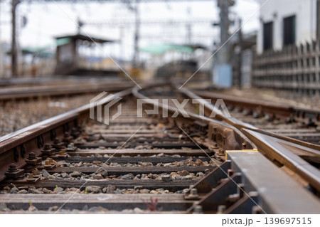 ローアングルで見る鉄道の線路と分岐ポイント ローアングルで見る鉄道の線路と分岐ポイント 139697515