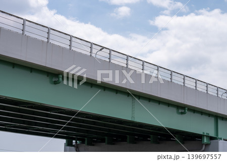 青空の下に架かる緑色の高架橋 青空の下に架かる緑色の高架橋 139697557