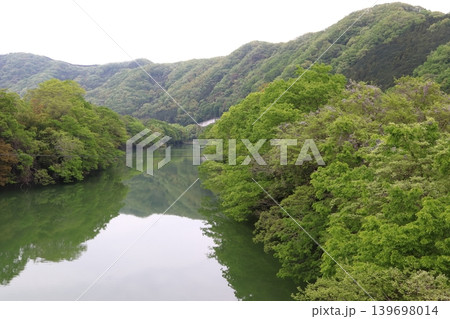 新緑の荒川:寄居橋からの眺め(埼玉県大里郡寄居町) 新緑の荒川:寄居橋からの眺め(埼玉県大里郡寄居町) 139698014