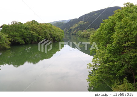 新緑の荒川:寄居橋からの眺め(埼玉県大里郡寄居町) 新緑の荒川:寄居橋からの眺め(埼玉県大里郡寄居町) 139698019