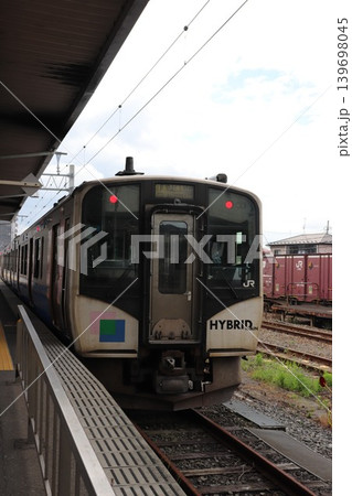 石巻駅に停車する車両(HB-E210系) 石巻駅に停車する車両(HB-E210系) 139698045