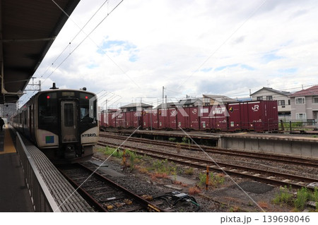 石巻駅に停車する車両（HB-E210系） 139698046