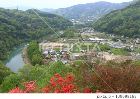 金尾山のヤマツツジと秩父鉄道線（埼玉県大里郡寄居町） 139698165