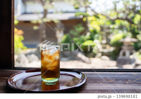 縁側に置かれた麦茶 縁側に置かれた麦茶 139698181