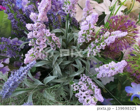 カラフルな造花の花束 カラフルな造花の花束 139698325