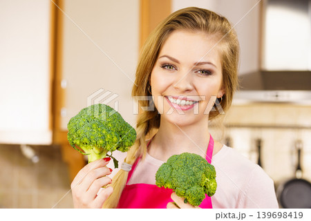 woman holding broccoli vegetable woman holding broccoli vegetable 139698419