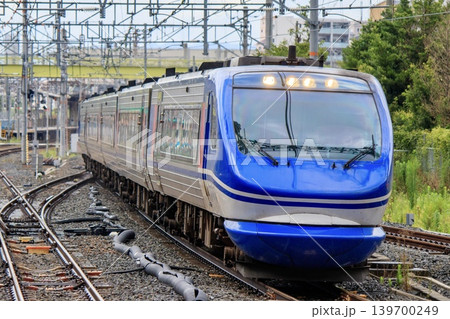 JR京都線を走るHOT7000系特急スーパーはくと 139700249