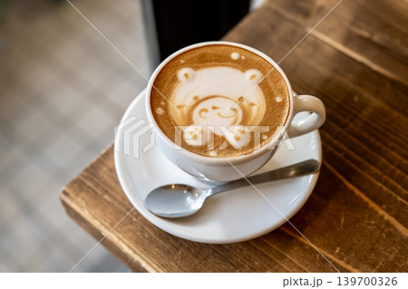 くまのラテアートが可愛いカフェラテ くまのラテアートが可愛いカフェラテ 139700326