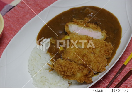 大きな豚カツがのったカツカレー 大きな豚カツがのったカツカレー 139701187