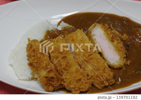 大きな豚カツがのったカツカレー 139701192