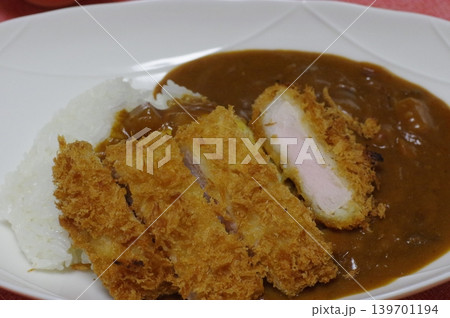 大きな豚カツがのったカツカレー 大きな豚カツがのったカツカレー 139701194