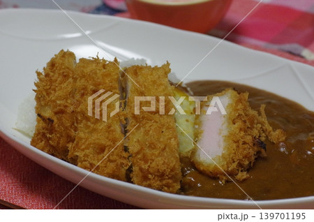 大きな豚カツがのったカツカレー 大きな豚カツがのったカツカレー 139701195