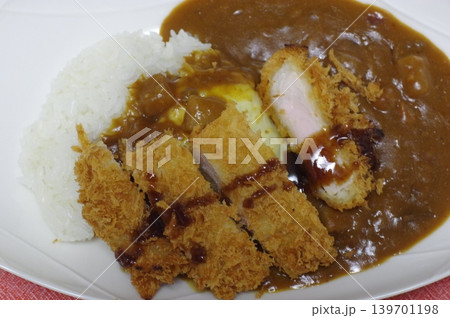 大きな豚カツがのったカツカレー 139701198
