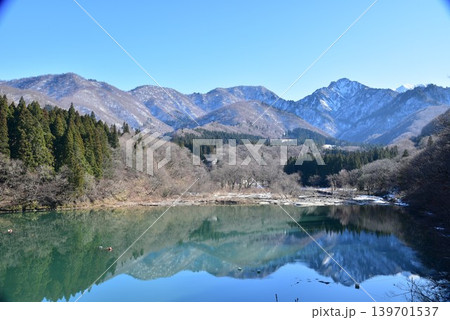 早春の大源太湖に映り込む東洋のマッターホルン残雪の大源太山 早春の大源太湖に映り込む東洋のマッターホルン残雪の大源太山 139701537