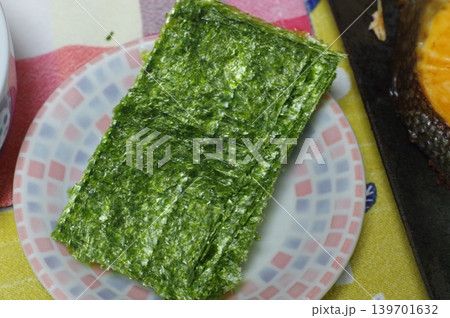 健康的な食材の焼き海苔 健康的な食材の焼き海苔 139701632