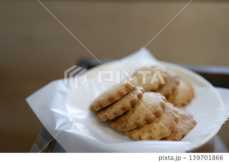 クッキーがお皿に置かれている。焼き菓子のおやつ。白い食器。 クッキーがお皿に置かれている。焼き菓子のおやつ。白い食器。 139701866