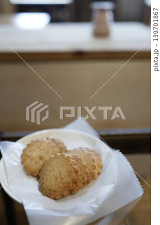 クッキーがお皿に置かれている。焼き菓子のおやつ。白い食器。 クッキーがお皿に置かれている。焼き菓子のおやつ。白い食器。 139701867