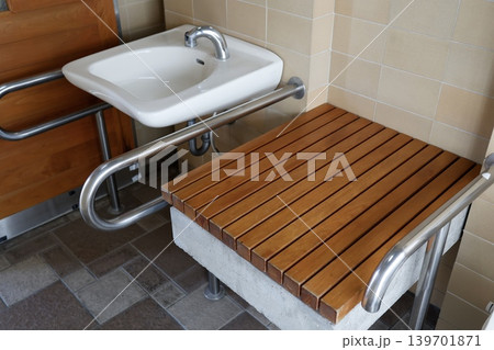 公共トイレに設置された木製のおむつ替え用の台。 公共トイレに設置された木製のおむつ替え用の台。 139701871