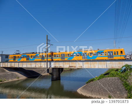 流鉄流山線・小金城趾駅～鰭ヶ崎駅間の坂川橋梁を渡る流鉄5000形「流星」号 139701873