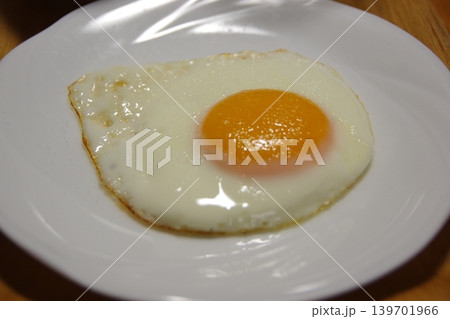 おいしい目玉焼と白い皿 139701966