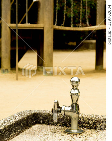早くも夏日、熱中症対策はこまめな水分補給、公園の水飲み場 139702004