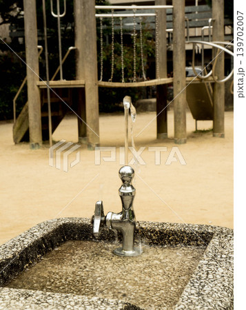 早くも夏日、熱中症対策はこまめな水分補給、公園の水飲み場 139702007