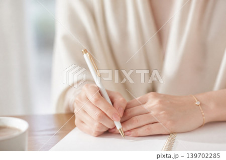 女性の手元の写真 女性の手元の写真 139702285