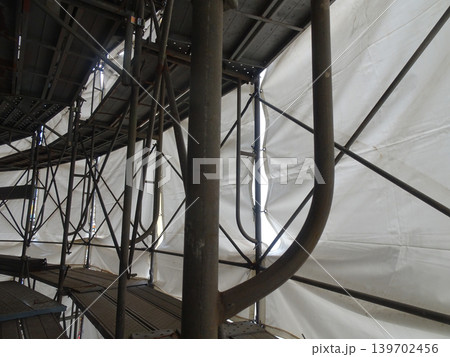 工業用タンク建設現場の仮設足場 工業用タンク建設現場の仮設足場 139702456