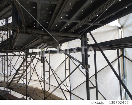工業用タンク建設現場の仮設足場 工業用タンク建設現場の仮設足場 139702492