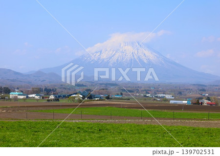 五月初旬、春の北海道、道央の洞爺湖、湖畔のレークヒルファームから望む羊蹄山、蝦夷富士を望む、春先 五月初旬、春の北海道、道央の洞爺湖、湖畔のレークヒルファームから望む羊蹄山、蝦夷富士を望む、春先 139702531