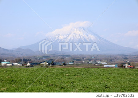 五月初旬、春の北海道、道央の洞爺湖、湖畔のレークヒルファームから望む羊蹄山、蝦夷富士を望む、春先 五月初旬、春の北海道、道央の洞爺湖、湖畔のレークヒルファームから望む羊蹄山、蝦夷富士を望む、春先 139702532