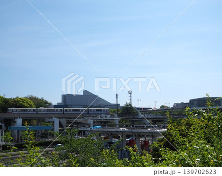 新緑に囲まれた都市交通。万博記念公園駅周辺を走るモノレールの風景 新緑に囲まれた都市交通。万博記念公園駅周辺を走るモノレールの風景 139702623
