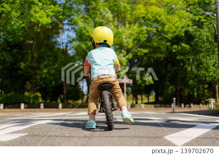 キックバイクにまたがる2歳の男の子 139702670