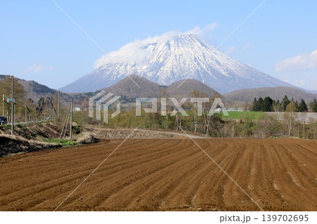 五月初旬、春の北海道、虻田郡、日本の残したい村百選ににも選ばれた真狩村から望む春の蝦夷富士、羊蹄山 五月初旬、春の北海道、虻田郡、日本の残したい村百選ににも選ばれた真狩村から望む春の蝦夷富士、羊蹄山 139702695