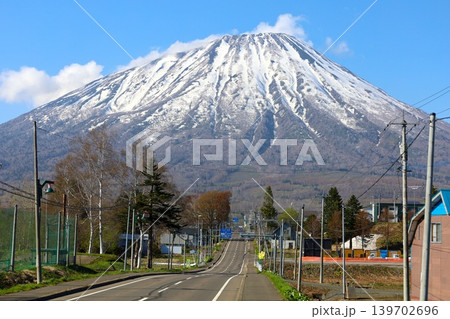 五月初旬、春の北海道、虻田郡、日本の残したい村百選ににも選ばれた真狩村から望む春の蝦夷富士、羊蹄山 五月初旬、春の北海道、虻田郡、日本の残したい村百選ににも選ばれた真狩村から望む春の蝦夷富士、羊蹄山 139702696