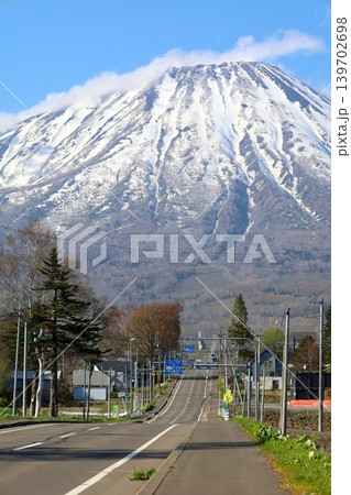 五月初旬、春の北海道、虻田郡、日本の残したい村百選ににも選ばれた真狩村から望む春の蝦夷富士、羊蹄山 五月初旬、春の北海道、虻田郡、日本の残したい村百選ににも選ばれた真狩村から望む春の蝦夷富士、羊蹄山 139702698