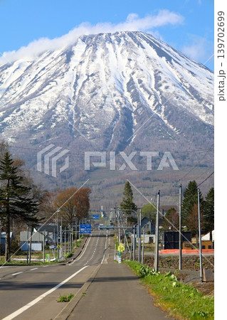五月初旬、春の北海道、虻田郡、日本の残したい村百選ににも選ばれた真狩村から望む春の蝦夷富士、羊蹄山 五月初旬、春の北海道、虻田郡、日本の残したい村百選ににも選ばれた真狩村から望む春の蝦夷富士、羊蹄山 139702699