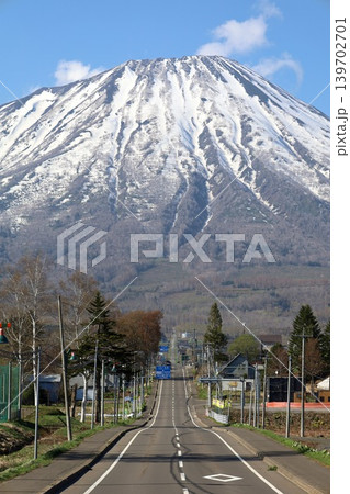 五月初旬、春の北海道、虻田郡、日本の残したい村百選ににも選ばれた真狩村から望む春の蝦夷富士、羊蹄山 139702701