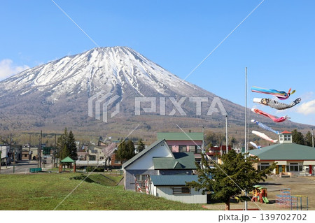 五月初旬、春の北海道、虻田郡、日本の残したい村百選ににも選ばれた真狩村から望む春の蝦夷富士、羊蹄山 五月初旬、春の北海道、虻田郡、日本の残したい村百選ににも選ばれた真狩村から望む春の蝦夷富士、羊蹄山 139702702